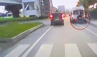 Araç sollarken minibüsü fark edemedi, hastanelik oldu: Kaza saniye saniye görüntülendi