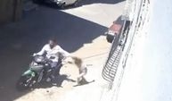 Gaziantep'te vicdanları sızlatan olay! Motosikletli baba kızını darp edip saçından böyle sürükledi