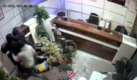 Döviz bürosuna film gibi soygun: Hırsızlar kepengi cip ile kırıp içeri girdiler! İşte o anlar...