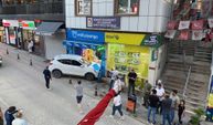 Kontrolden çıkan otomobil iş yerine daldı