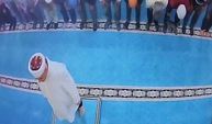 Camide kediyi tekmeleyen şahsa sosyal medyada tepki yağdı: Gözaltına alındı