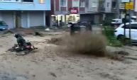 Yeni görüntüler ortaya çıktı! İstanbul'da motokuryenin sel sularıyla mücadelesi