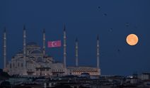 İstanbul’da dolunay güzel manzaralar oluşturdu