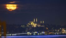 Dolunay İstanbul semalarını aydınlattı