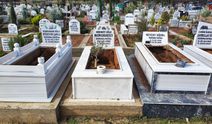 Adana'da mezarlıkta korkunç manzara! Ziyarete giden şoke oldu, yakınları kayboldu...
