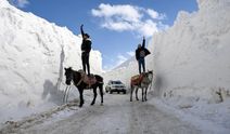 ‘Kar koridoru’ndan geçerek ilçeye ulaşıyorlar