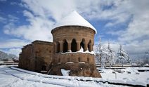 Bitlis'te tarihi yapılar karla kaplandı