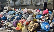 Karşıyaka’da çöp dağları insan boyuna ulaştı! Fareler sokaklarda dolaşıyor