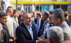 Bakan Çavuşoğlu, Antalya'da vatandaşlarla bayramlaştı