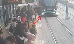 Tramvay durağında korkutan anlar: Saniyelerle ölümden kurtuldu!