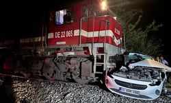 Tren, otomobile çarptı: 1 ölü  