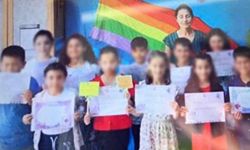 Öğrencilerle LGBT bayrağı önünde fotoğrafı çektiren öğretmen hakkında yasal işlem başlatıldı