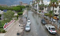 İskenderun'da sahil şeridi yine su altında kaldı