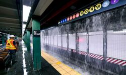 New York'taki 127 yıllık şebeke patladı, metroyu su bastı