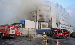 Arnavutköy'deki fabrika yangınına müdahale ediliyor