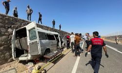 Şanlıurfa'da işçileri taşıyan minibüs istinat duvarına çarptı: 3 ölü, 17 yaralı