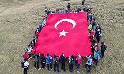 1830 rakımda Türk bayrağı açarak Cumhuriyet'in 100. yıl dönümünü kutladılar