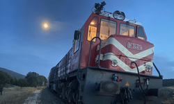 Afyonkarahisar'da tren traktöre çarptı