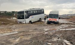 Darıca’da sağanak yağış nedeniyle yol çöktü