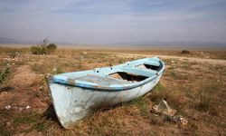 Marmara Gölü'nden geriye tabelalar ve hurdaya dönmüş tekneler kaldı