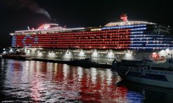 Ünlü İngiliz iş adamının yolcu gemisinin ışıkları Türk bayrağını yansıttı