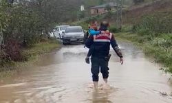 Sağanak nedeniyle serviste mahsur kalan öğrencileri jandarma kurtardı