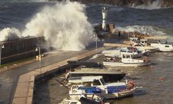 Antalya’da dev dalgalar tekneyi batırdı