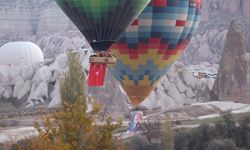 Kapadokya'da balonlar Türk bayrağı ve Atatürk posteriyle uçtu