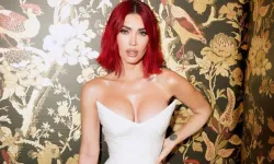 Megan Fox derin dekoltesiyle poz verdi