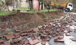 Sağanak yağış sonrası Üsküdar’da bahçe duvarı çöktü