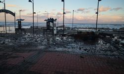 Sinop'ta fırtına: Dev dalgalar taştı, iş yerleri zarar gördü