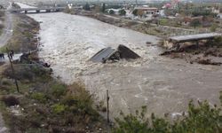 Balıkesir'de yağışlar nedeniyle Zeytinli Köprüsü yıkıldı