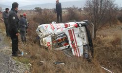 Ambulans ve kamyonet şarampole devrildi: 6 yaralı