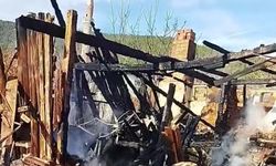 Canlı yayında evini yaktı: Yangın komşusuna sıçradı