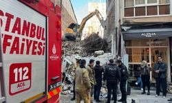 Kadıköy'de bina çöktü! Bir işçi molozların altında kaldı