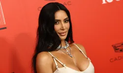 Kim Kardashian kıvrımlarını sergiledi