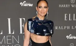 Şarkıcı Jennifer Lopez’in olay dekoltesi