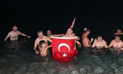 Antalya’da gelenek bozulmadı, 2024’ü denizde karşıladılar