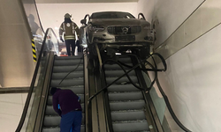 AVM’de dehşet anları: Otomobille yürüyen merdivene daldı