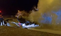 Kaldırıma çarpan otomobil takla attı