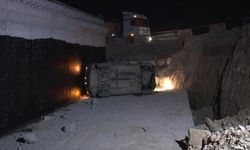 Kontrolden çıkan sürücü 4 metre yükseklikten inşaat alanına düştü