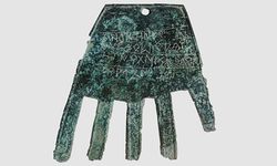 Gizemli yazılarla kaplı 2 bin yıllık bronz el bulundu