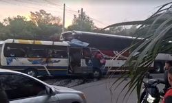 İki otobüsün çarpıştığı kazada 19 kişi hayatını kaybetti