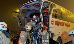 Yolcu otobüsü tıra çarptı: 1’i ağır 19 kişi yaralandı