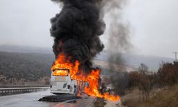 Kamyona çarpan yolcu otobüsü alev aldı: 2 ölü, 5 yaralı