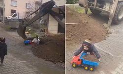 Oyuncak kamyonuyla kepçeden toprak istedi