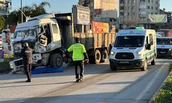 Adana'da otobüsle kamyon çarpıştı: 1 ölü
