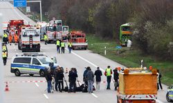 Almanya'da bir otobüs otoyolda devrildi