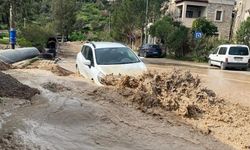 Bodrum'da içme suyu isale hattı patladı, yol göle döndü