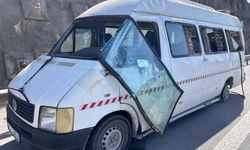 Hatay'da lastiği patlayan minibüs devrildi: 12 yaralı
